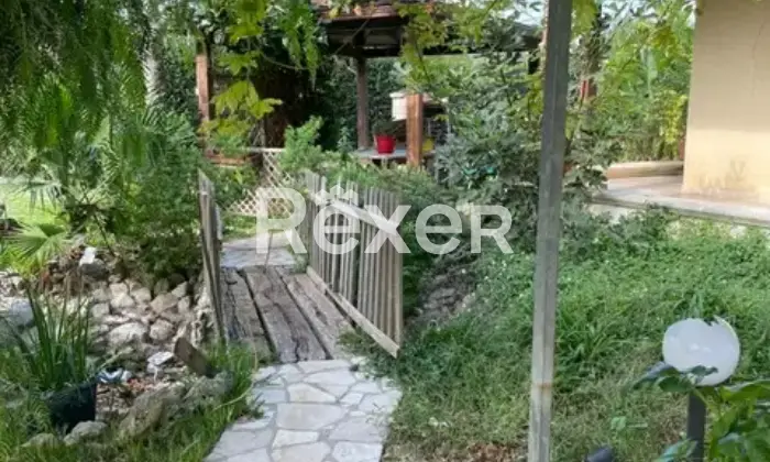 Rexer-Uggiano-la-Chiesa-VILLA-CON-SUOLO-EDIFICATORIO-MQ-REALIZZABILI-SU-DUE-LIVELLI-Giardino