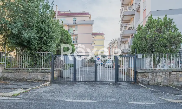 Rexer-Roma-trilocale-piano-alto-con-box-auto-Altro