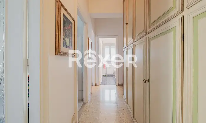 Rexer-Roma-trilocale-piano-alto-con-box-auto-Altro