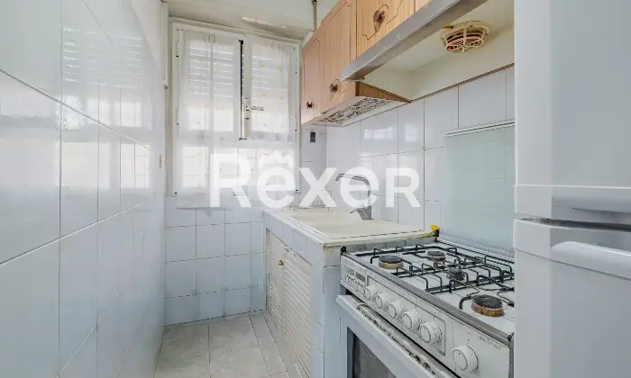 Rexer-Roma-trilocale-piano-alto-con-box-auto-Altro