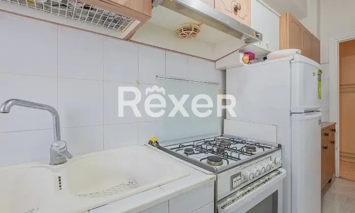 Rexer-Roma-trilocale-piano-alto-con-box-auto-Altro