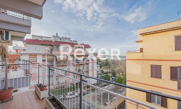 Rexer-Roma-trilocale-piano-alto-con-box-auto-Altro