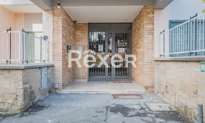 Rexer-Roma-trilocale-piano-alto-con-box-auto-Altro