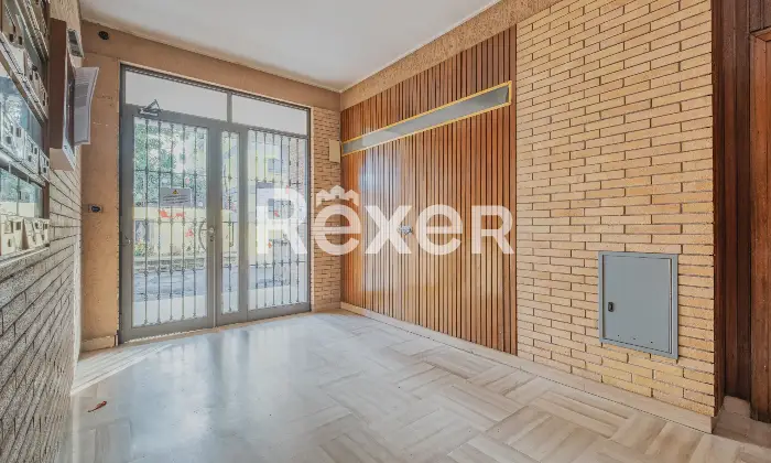 Rexer-Roma-trilocale-piano-alto-con-box-auto-Altro