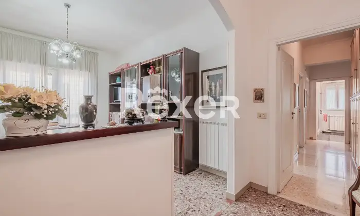 Rexer-Roma-trilocale-piano-alto-con-box-auto-Altro