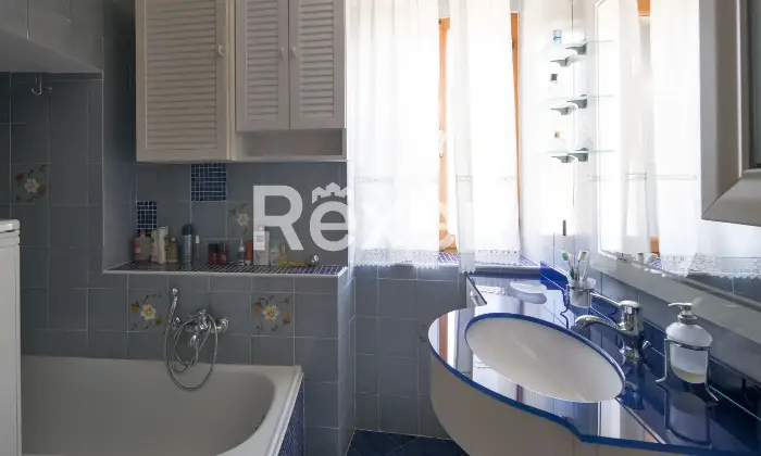 Rexer-Villagrande-Trilocale-con-box-auto-in-edificio-storico-ristrutturato-Bagno