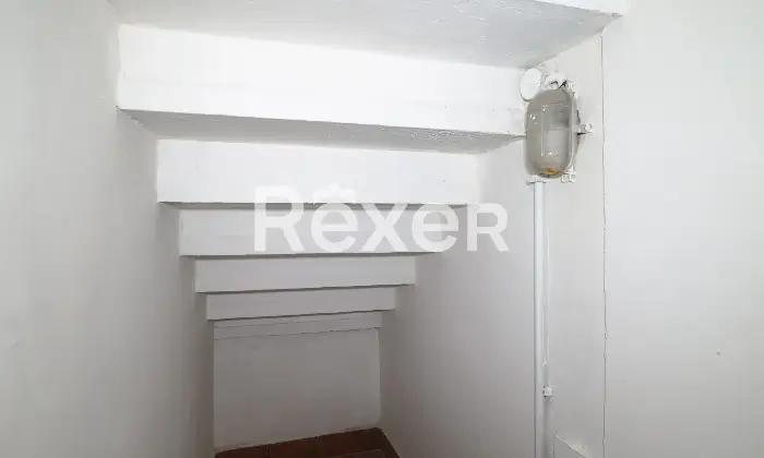 Rexer-Padova-Negozio-open-space-con-due-ampie-vetrine-disimpegno-e-bagno-Mq-catastali-Altezza-soffitto-Metri-Altro