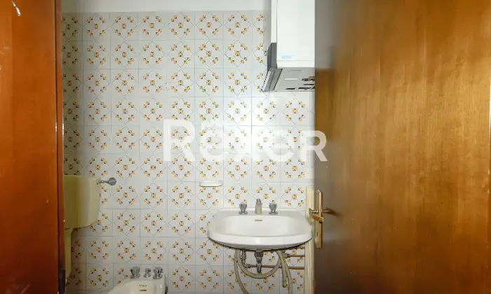 Rexer-Padova-Negozio-open-space-con-due-ampie-vetrine-disimpegno-e-bagno-Mq-catastali-Altezza-soffitto-Metri-Altro