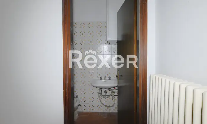 Rexer-Padova-Negozio-open-space-con-due-ampie-vetrine-disimpegno-e-bagno-Mq-catastali-Altezza-soffitto-Metri-Altro
