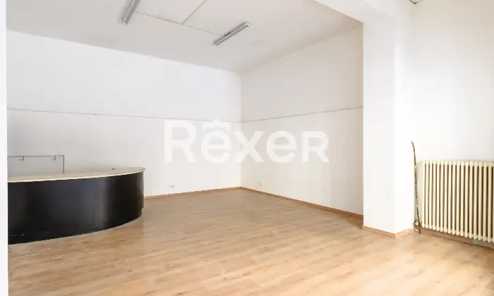 Rexer-Padova-Negozio-open-space-con-due-ampie-vetrine-disimpegno-e-bagno-Mq-catastali-Altezza-soffitto-Metri-Altro