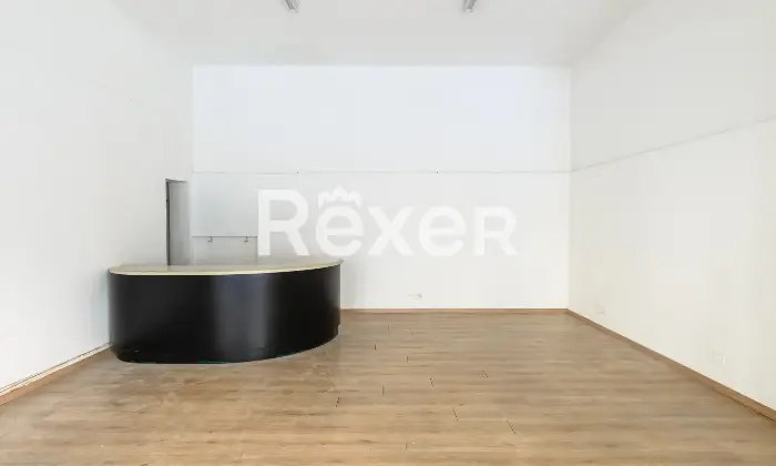 Rexer-Padova-Negozio-open-space-con-due-ampie-vetrine-disimpegno-e-bagno-Mq-catastali-Altezza-soffitto-Metri-Altro