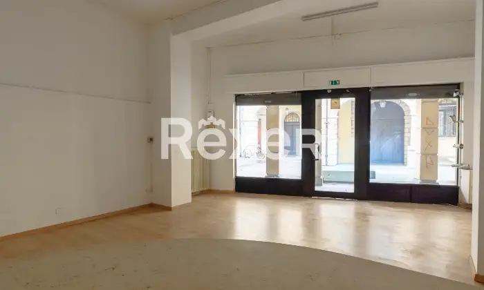 Rexer-Padova-Negozio-open-space-con-due-ampie-vetrine-disimpegno-e-bagno-Mq-catastali-Altezza-soffitto-Metri-Altro