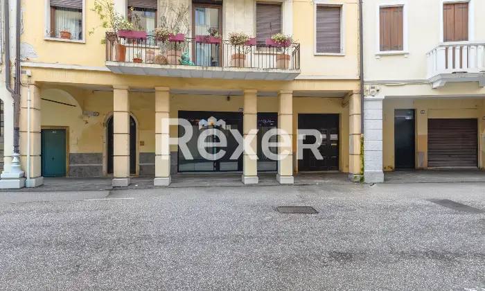 Rexer-Padova-Negozio-open-space-con-due-ampie-vetrine-disimpegno-e-bagno-Mq-catastali-Altezza-soffitto-Metri-Altro