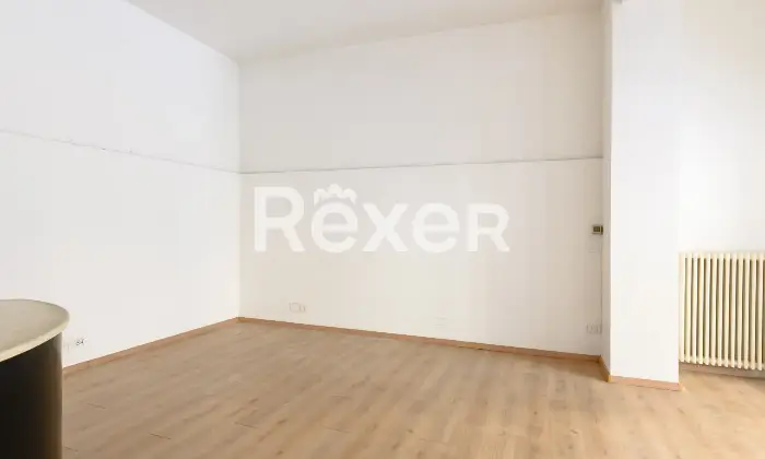 Rexer-Padova-Negozio-open-space-con-due-ampie-vetrine-disimpegno-e-bagno-Mq-catastali-Altezza-soffitto-Metri-Altro