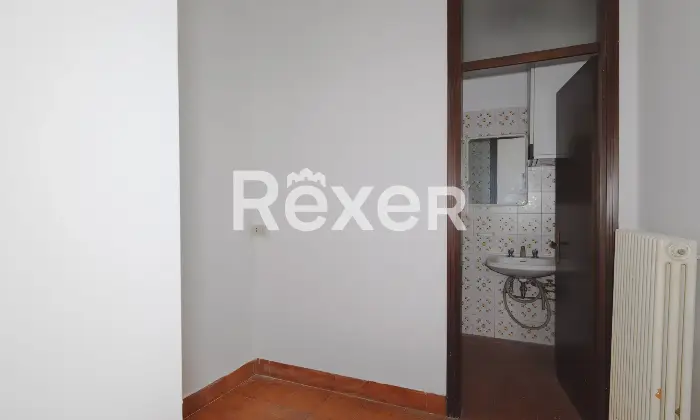 Rexer-Padova-Negozio-open-space-con-due-ampie-vetrine-disimpegno-e-bagno-Mq-catastali-Altezza-soffitto-Metri-Altro