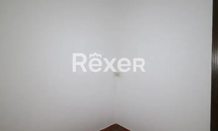Rexer-Padova-Negozio-open-space-con-due-ampie-vetrine-disimpegno-e-bagno-Mq-catastali-Altezza-soffitto-Metri-Altro