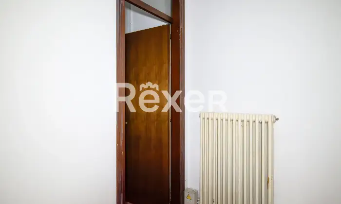 Rexer-Padova-Negozio-open-space-con-due-ampie-vetrine-disimpegno-e-bagno-Mq-catastali-Altezza-soffitto-Metri-Altro