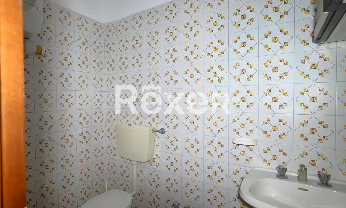 Rexer-Padova-Negozio-open-space-con-due-ampie-vetrine-disimpegno-e-bagno-Mq-catastali-Altezza-soffitto-Metri-Altro