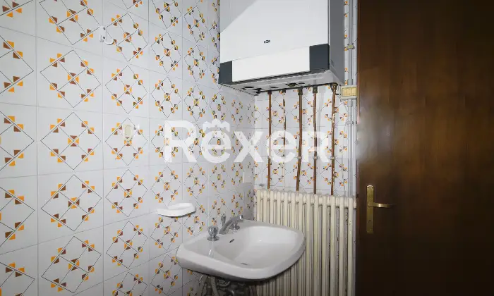 Rexer-Padova-Negozio-open-space-con-due-ampie-vetrine-disimpegno-e-bagno-Mq-catastali-Altezza-soffitto-Metri-Altro