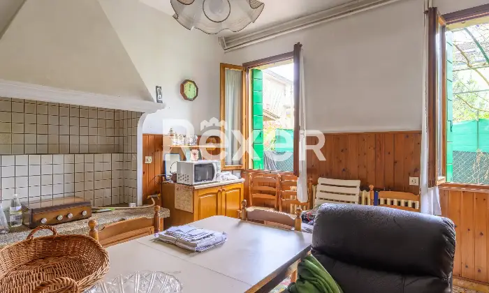 Rexer-Padova-Casa-su-due-livelli-libera-su-tre-lati-con-giardino-e-posto-auto-Altro