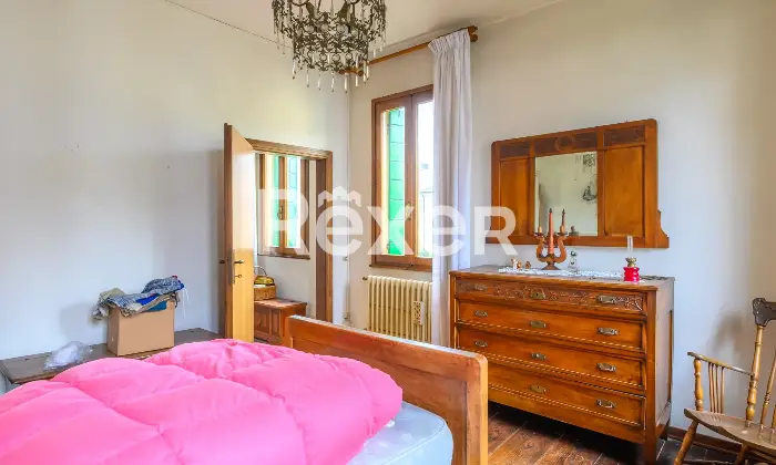 Rexer-Padova-Casa-su-due-livelli-libera-su-tre-lati-con-giardino-e-posto-auto-Altro