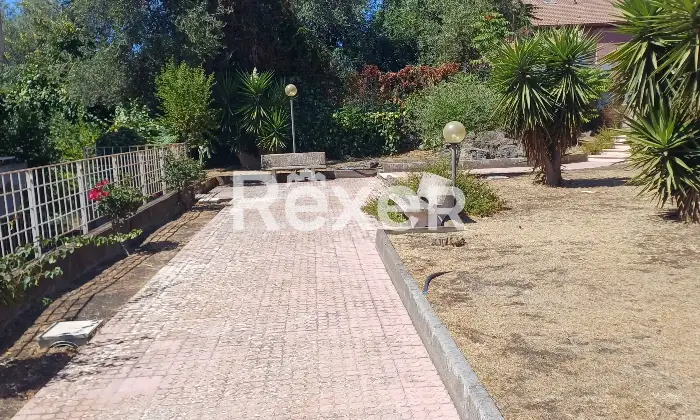 Rexer-San-Giovanni-la-Punta-VILLETTA-SCHIERA-MQ-LIVELLI-SEMINTERRATO-PIANO-RIALZATO-PIANO-Giardino