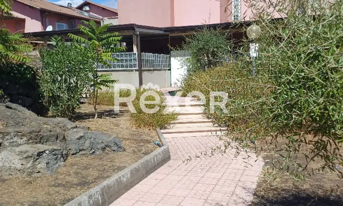 Rexer-San-Giovanni-la-Punta-VILLETTA-SCHIERA-MQ-LIVELLI-SEMINTERRATO-PIANO-RIALZATO-PIANO-Giardino