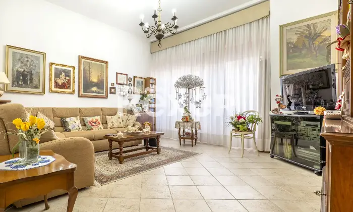 Rexer-Firenze-Firenzevia-Carocci-vani-oltre-giardino-e-box-auto-Salone