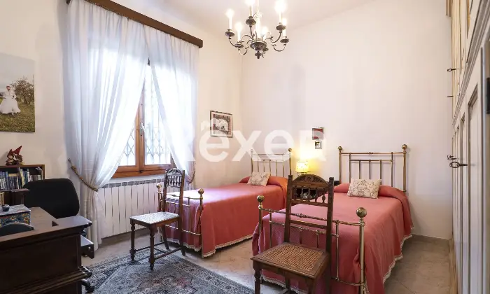 Rexer-Firenze-Firenzevia-Carocci-vani-oltre-giardino-e-box-auto-Camera-da-letto