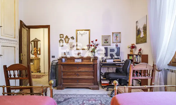 Rexer-Firenze-Firenzevia-Carocci-vani-oltre-giardino-e-box-auto-Camera-da-letto