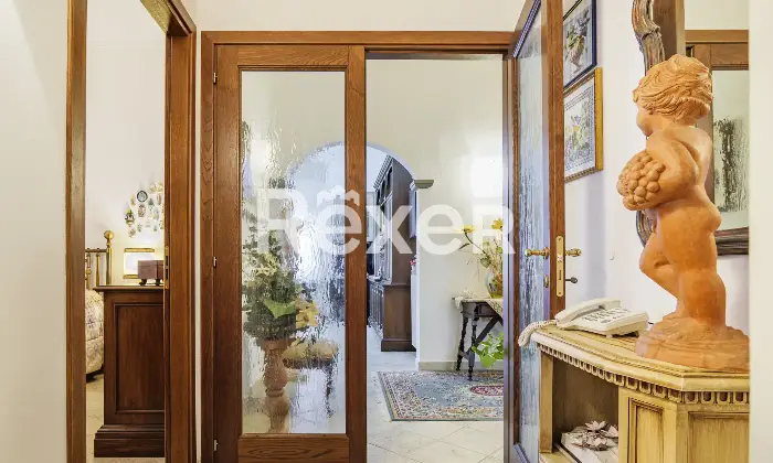 Rexer-Firenze-Firenzevia-Carocci-vani-oltre-giardino-e-box-auto-Ingresso