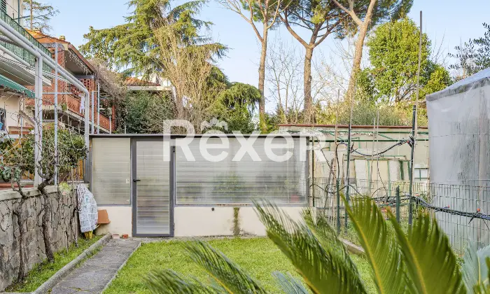 Rexer-Firenze-Firenzevia-Carocci-vani-oltre-giardino-e-box-auto-Giardino