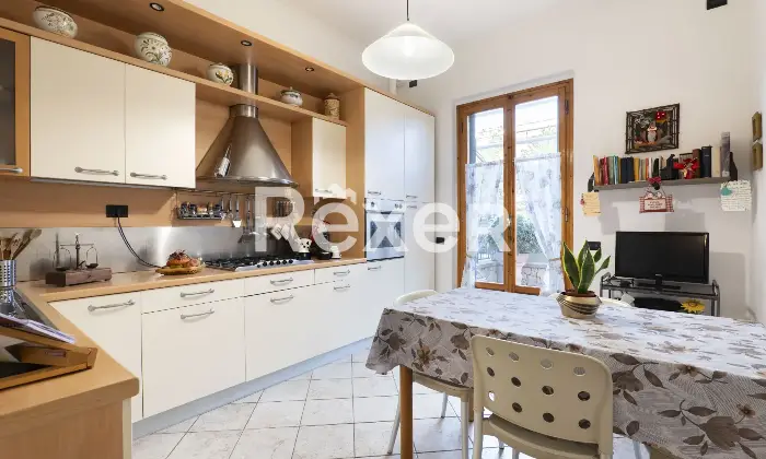 Rexer-Firenze-Firenzevia-Carocci-vani-oltre-giardino-e-box-auto-Cucina