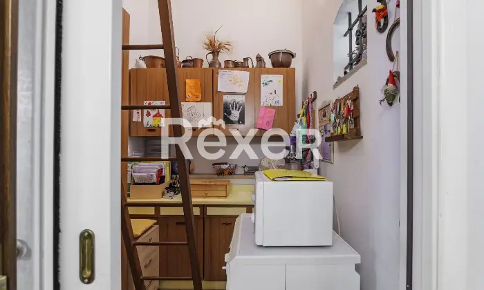 Rexer-Firenze-Firenzevia-Carocci-vani-oltre-giardino-e-box-auto-Ripostiglio