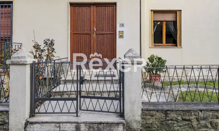 Rexer-Firenze-Firenzevia-Carocci-vani-oltre-giardino-e-box-auto-Facciata