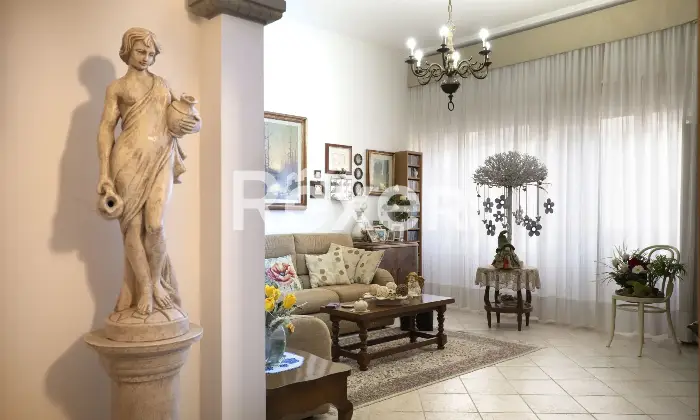 Rexer-Firenze-Firenzevia-Carocci-vani-oltre-giardino-e-box-auto-Salone