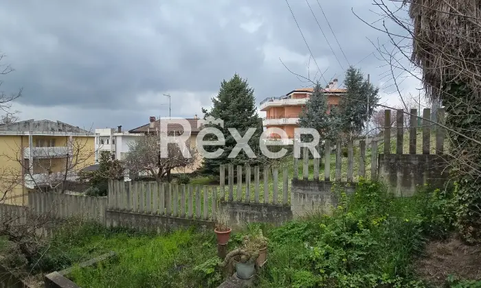 Rexer-Penne-Villa-indipendente-su-tre-livelli-con-garage-a-Penne-Altro