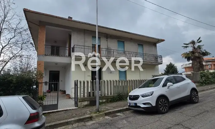 Rexer-Penne-Villa-indipendente-su-tre-livelli-con-garage-a-Penne-Altro