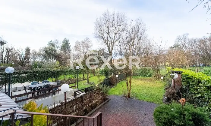 Rexer-Rho-Villetta-a-schiera-con-box-Altro