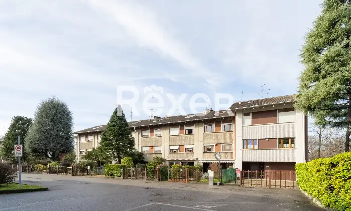 Rexer-Rho-Villetta-a-schiera-con-box-Altro