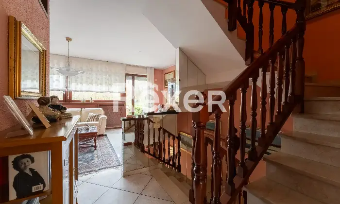 Rexer-Rho-Villetta-a-schiera-con-box-Altro