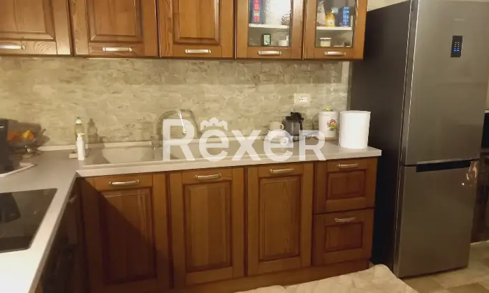 Rexer-Camaiore-Tra-mare-e-collina-terratetto-luminoso-con-giardino-privato-Cucina
