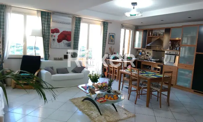 Rexer-Barcellona-Pozzo-di-Gotto-APPARTAMENTO-PANORAMICO-VISTA-ISOLE-EOLIE-MILAZZO-E-MARINELLO-ARREDATO-Salone