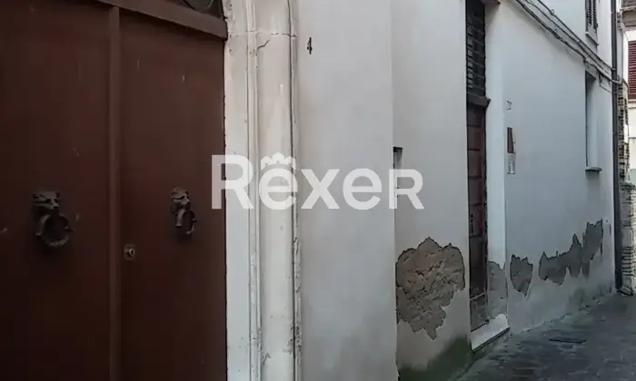 Rexer-Alanno-Palazzo-Signorile-al-centro-del-paese-Altro