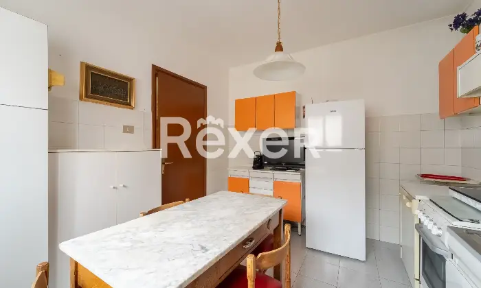 Rexer-Milano-Luminoso-quadrilocale-con-terrazzino-cantina-e-box-auto-Cucina