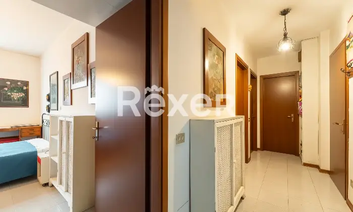 Rexer-Milano-Luminoso-quadrilocale-con-terrazzino-cantina-e-box-auto-Corridoio