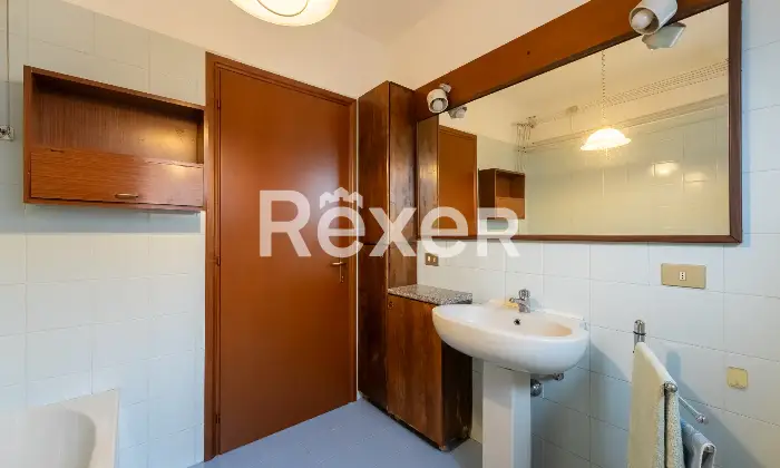 Rexer-Milano-Luminoso-quadrilocale-con-terrazzino-cantina-e-box-auto-Bagno