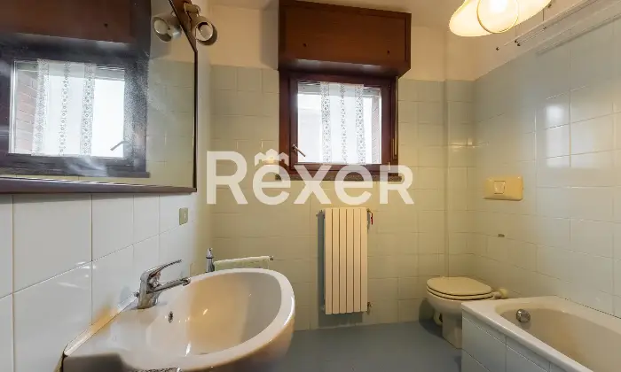 Rexer-Milano-Luminoso-quadrilocale-con-terrazzino-cantina-e-box-auto-Bagno