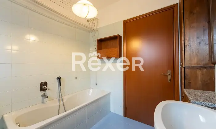 Rexer-Milano-Luminoso-quadrilocale-con-terrazzino-cantina-e-box-auto-Bagno