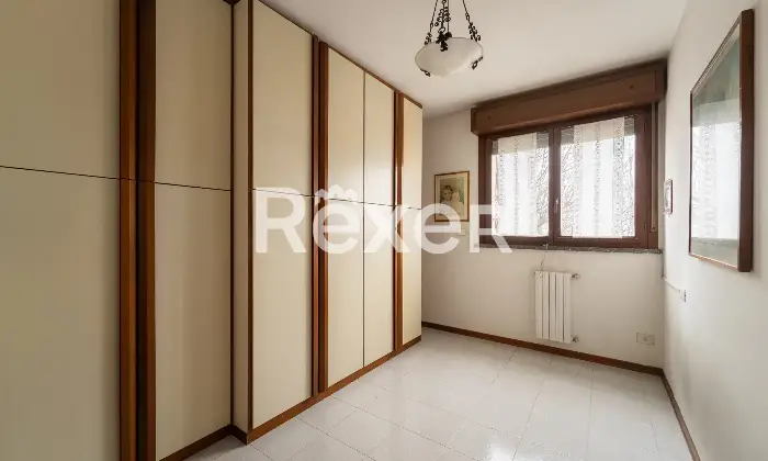 Rexer-Milano-Luminoso-quadrilocale-con-terrazzino-cantina-e-box-auto-Stanza-guardaroba